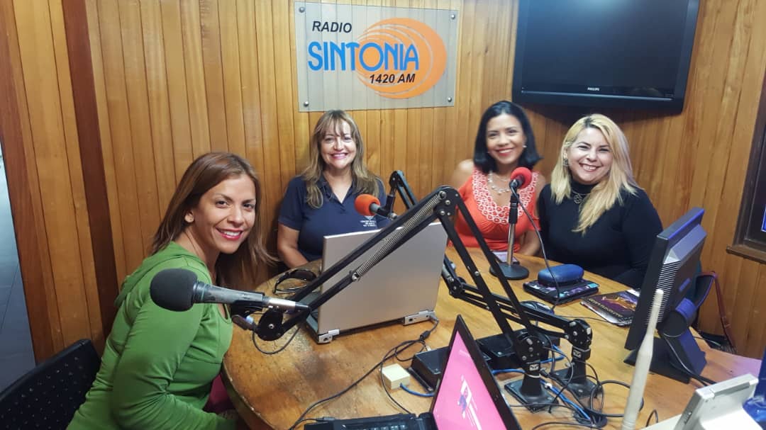 HectorUrgellesF's tweet photo. Estamos en #BarutaMinutoAMinuto por @RSintonia1420am con nuestras invitadas @yaxenygranda del Programa #ConversandoConGranda y la Coach @gabyfengshui en #Streaming @BarutaAMinuto @rinaho3131 @sharoperez compartiendo mensajes a la audiencia motivador y de paz. En vivo participa! https://t.co/jYFeUv94zd