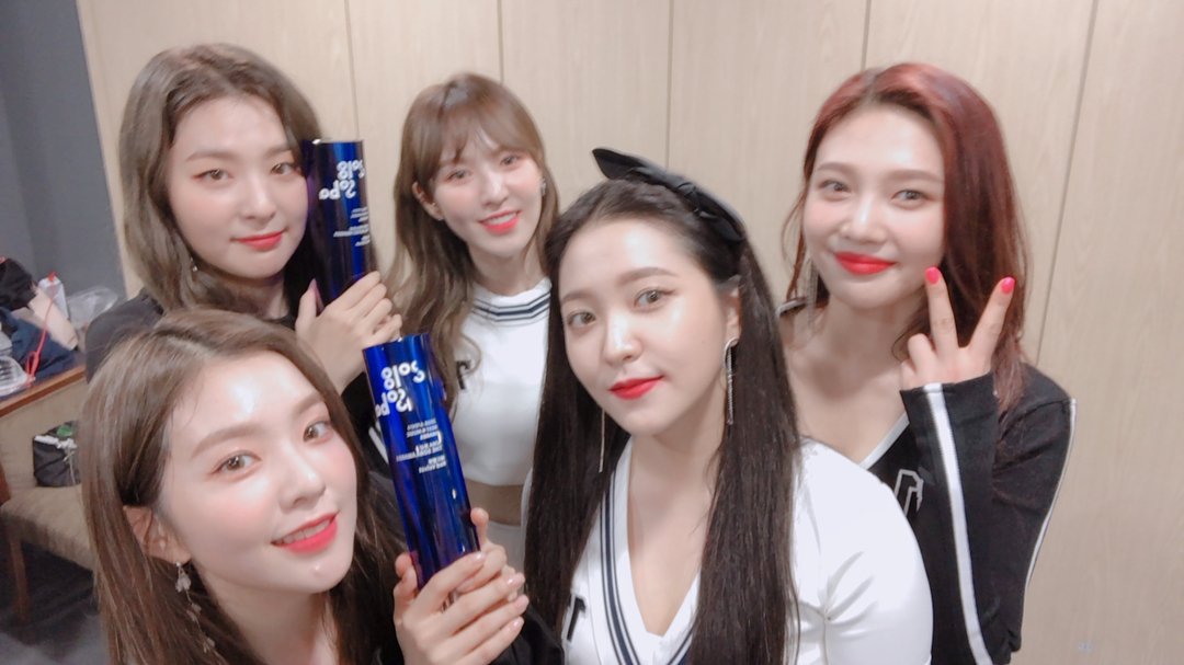 RedVelvetBRA's tweet photo. IG | 30.08.18 - Atualização da conta oficial

"2a vitória no Soribada assim como também o #1 lugar no M!Countdown, nossa 10a vitoria no music show!!! Obrigada 🙏🏆🏆🏆🏆🏆🏆🏆🏆🏆🏆 Luvies são os melhores!!!!❤"
#SoribadaAwards2018 #PowerUp10thWin https://t.co/MQ1Br5hqCI