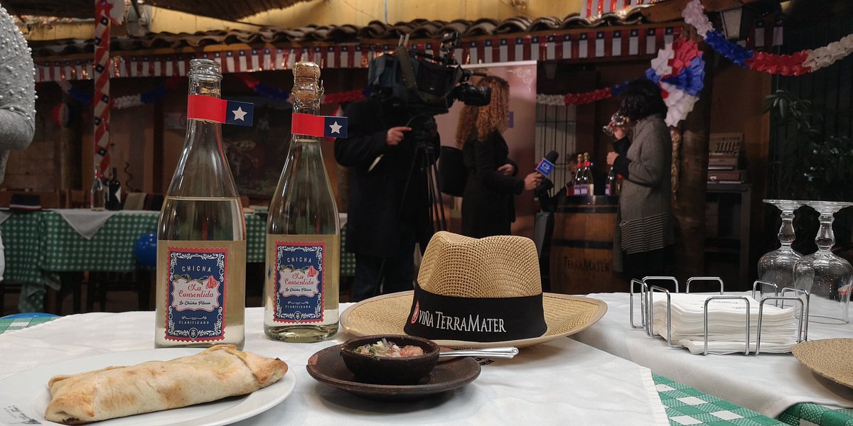 En directo desde la fonda pituca de Doña Tina presentando #ChichaLaConsentida, #LaChichaPituca de Terramater 🥂