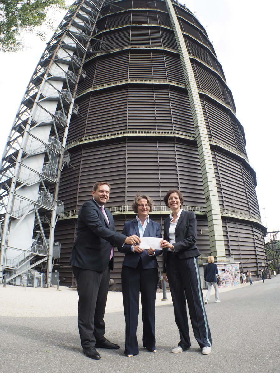 Die Sanierung ist gesichert: 2,5 Millionen Euro gibt das @MHKBG_NRW für die dringende Erneuerung der Außenhaut des <a href="/Gasometer_OB/">Gasometer Oberhausen</a> . Ministerin Scharrenbach (Mitte) überreichte heute den Förderbescheid. <a href="/BundesKultur/">BKM Kultur & Medien</a> und @rvr_ruhr hatten bereits ihre Unterstützung zugesagt.