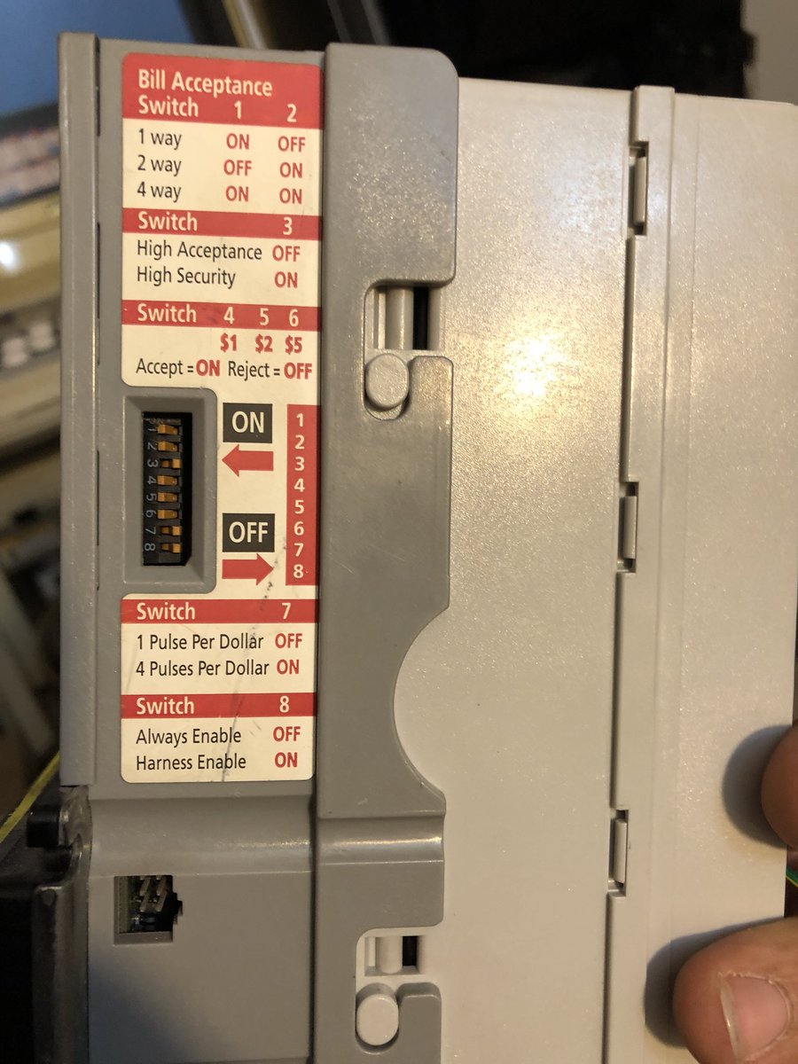 d0tslash's tweet photo. I always wondered how these things worked... #ArcadeHustle #BillValidation https://t.co/xT1kRcRcTW