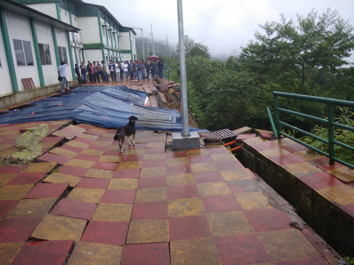 Kunalku97739378's tweet photo. Landslide at nit sikkim campus.not safe 4 us #cmsikkim #NoMoreManipulation #NotInRavangla #NoTwoCampus #TheHomelessNIT #NITWithoutCampus #NoMoreDelay @pawanchamling5 @PrakashJavdekar @HRDMinistry @kirenrijiju @PMOIndia @RahulGandhi @ArvindKejriwal @SitaramYechury @ndtv https://t.co/ofgfCFWdQ9
