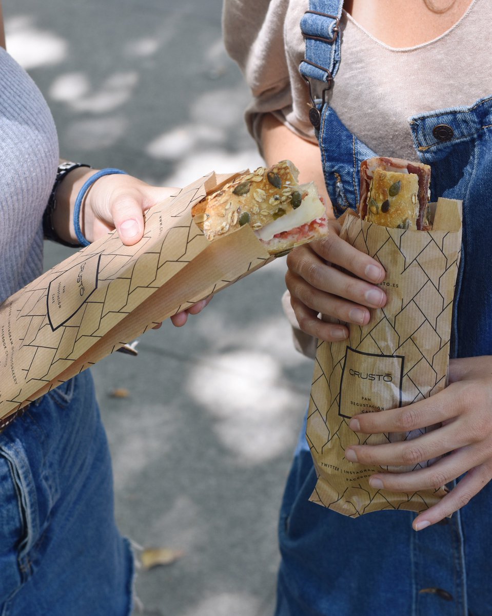 No lo vamos a negar, nuestros bocadillos son la mejor opción para tomarse un descanso y disfrutar de una escapada improvisada de la ciudad 😉. De jamón y queso o jamón ibérico con tomate natural y nuestro pan artesanal de pipas, ¿cuál prefieres? ¡Difícil elección!