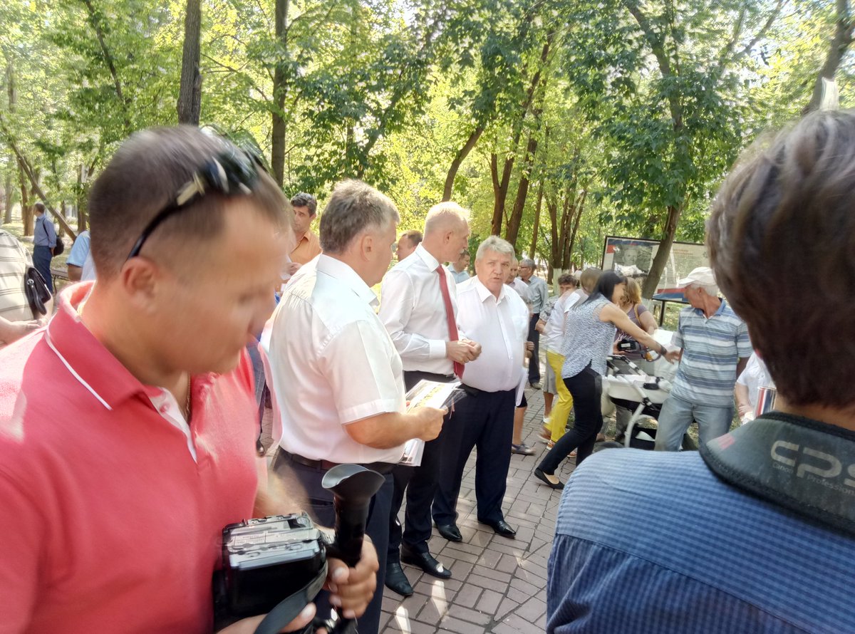 elenaman65's tweet photo. На выездном совещании в сквере патронного завода с Губернатором С.И.Морозовым Главой города С.С.Панчиным и депутаиомЗСУО С.Н.Глебовым депутат УГД Лазарев Н.А.#ultos 2012# https://t.co/JjpDs112HP