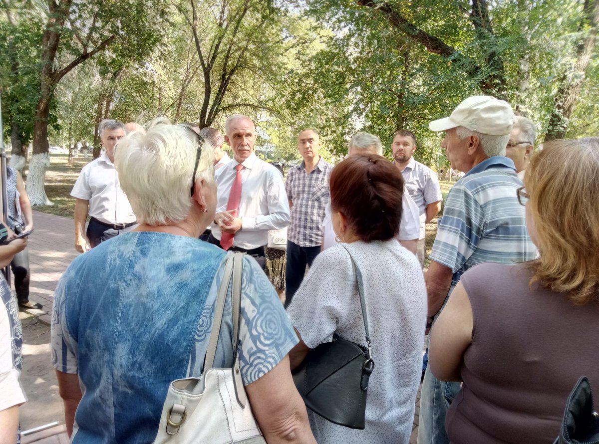 elenaman65's tweet photo. На выездном совещании в сквере патронного завода с Губернатором С.И.Морозовым Главой города С.С.Панчиным и депутаиомЗСУО С.Н.Глебовым депутат УГД Лазарев Н.А.#ultos 2012# https://t.co/JjpDs112HP