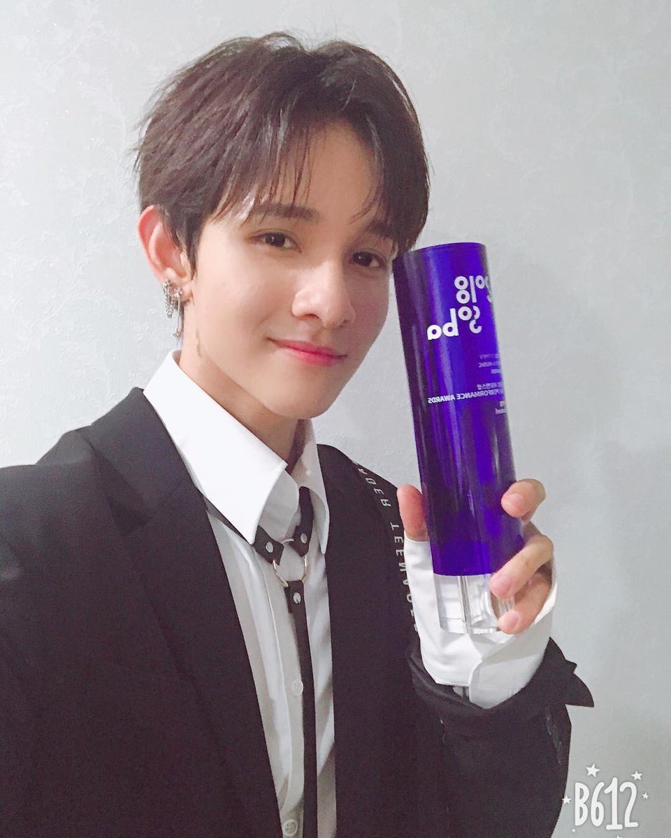 samueltrans_'s tweet photo. [TRANS] 180830 Samuel’s Instagram
Thank you Soribada.
Thank you so much to all the fans and Garnets who came today! And also thank you Garnets from all around the world who cheered for me but unable to come to the venue! Thank you so much as I’m able to receive this award is all https://t.co/Bn1g6ncavy