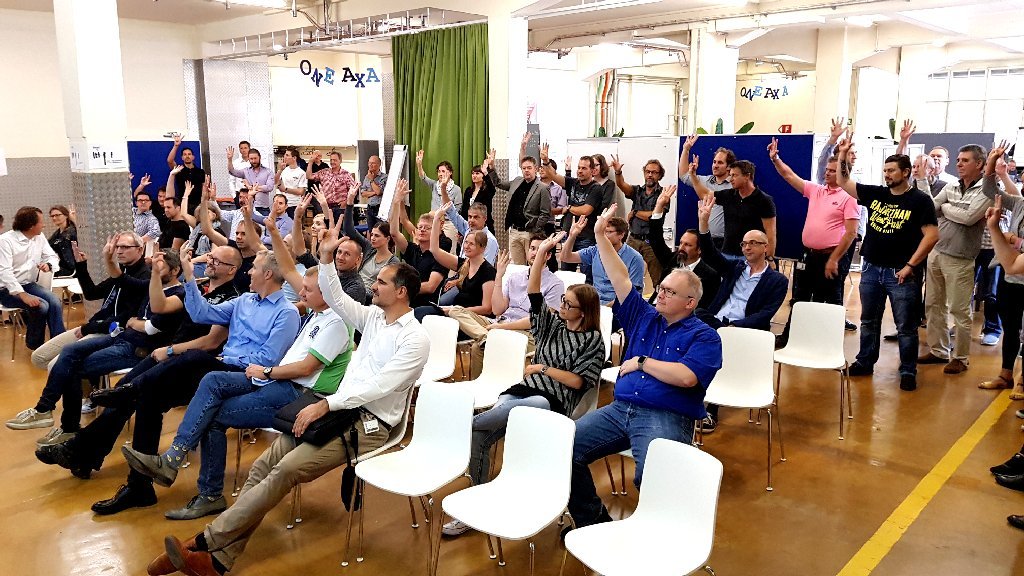ChristianJuen's tweet photo. Der Jubiläums #AXA_ARP 10 ist Geschichte! Herzlichen Dank an die Teilnehmer, Gäste, Moderatoren und Organisatoren (ca. 300 Personen). Fazit: der ARP der @AXA_Schweiz hat sich etabliert, die Ansprüche an den Event sind gestiegen. Wir nehmen den Challenge gerne an 😀😉😀 @Choli8421 https://t.co/Ep04fxLHVW