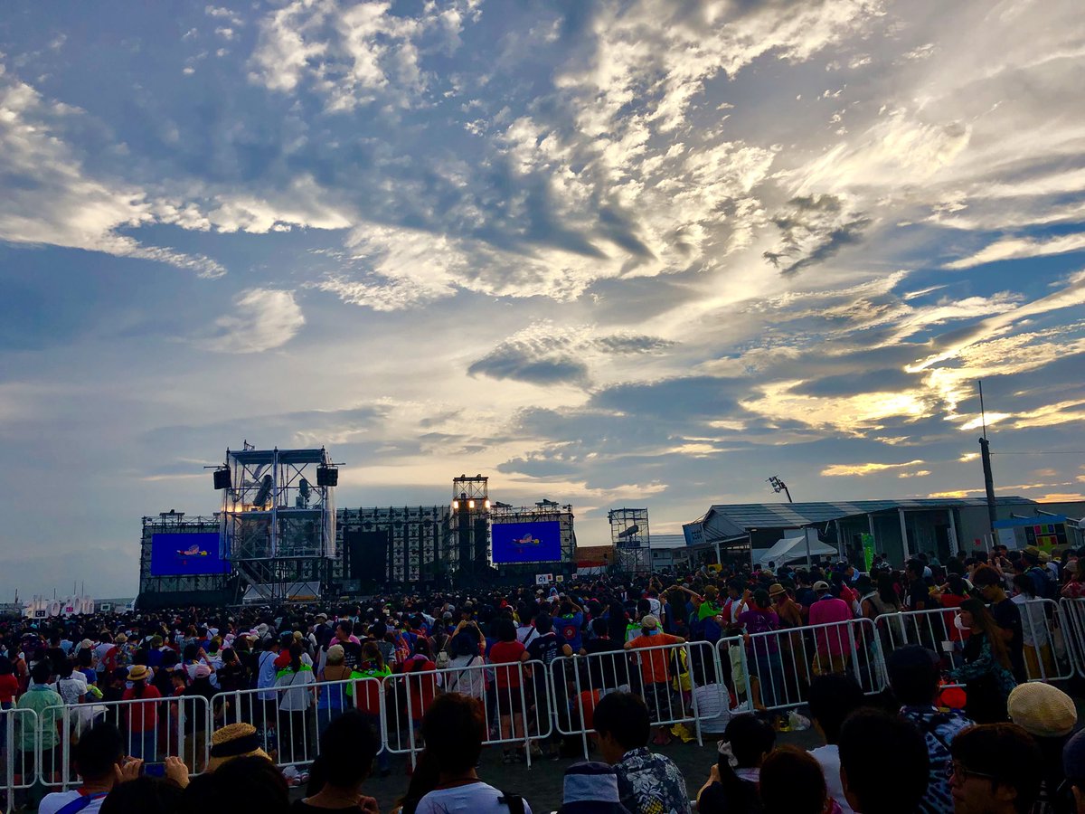 カツセ Aiko 湘南フリー ライブ 遠目から見た 1曲目から 夏が帰る でおしっこ全部でた 横顔 アンドロメダ の2連撃で死んだ ハイライトは間違いなく 瞳 で茅ヶ崎の波の音 が伴奏になる素晴らしい演出 ラストが キラキラ で膝から崩れ落ちた