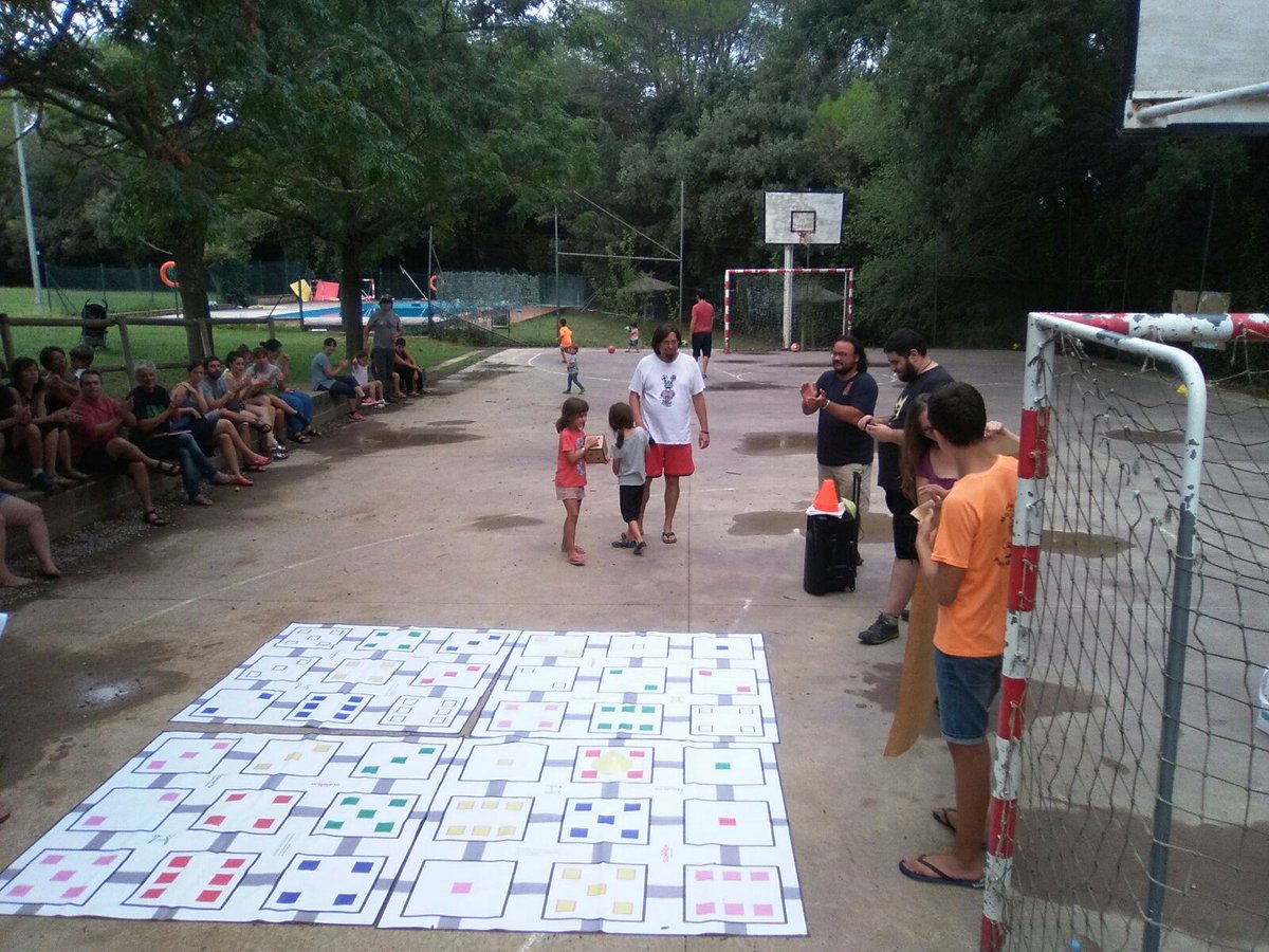 GrupSetABEAM's tweet photo. A la rua final del #betacamp18 explicant com portem els jocs a l'aula i com a exemple utilitzem el joc MicroRobots de @DevirIberia. #grupset #aprenderjugando #matesdivertidas #juegosdemesa https://t.co/mKwGyRoXjN