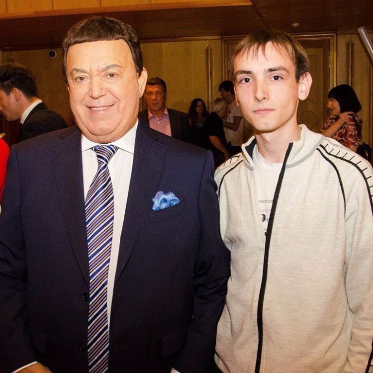 #Тула вспоминает Иосифа #Кобзон’а: он много лет шефствовал над Яснополянским детским домом, бывал с концертами, получил премию «Улыбнись, Россия!»...

mk.tula.ru/news/n/7018265/