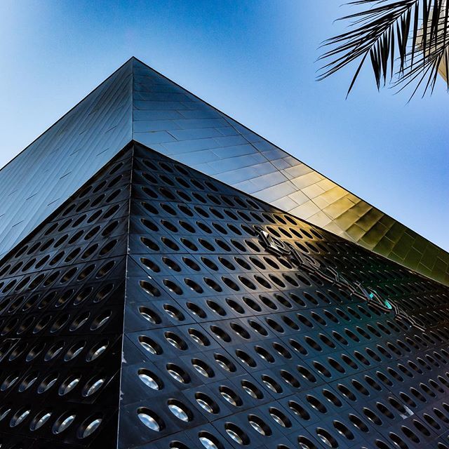 evanhannaphoto's tweet photo. Love the lines on this building .
.
.
.
#architecture #architecturephotography #circles #cleanlines #pradastore #lasvegas #nevada #vegas #crystals #lasvegasstrip #building #photooftheday #pictureoftheday #shootthis #shootthat #picoftheday #likelike #likeme #follow #followme … https://t.co/a1Y6p0q8Wa