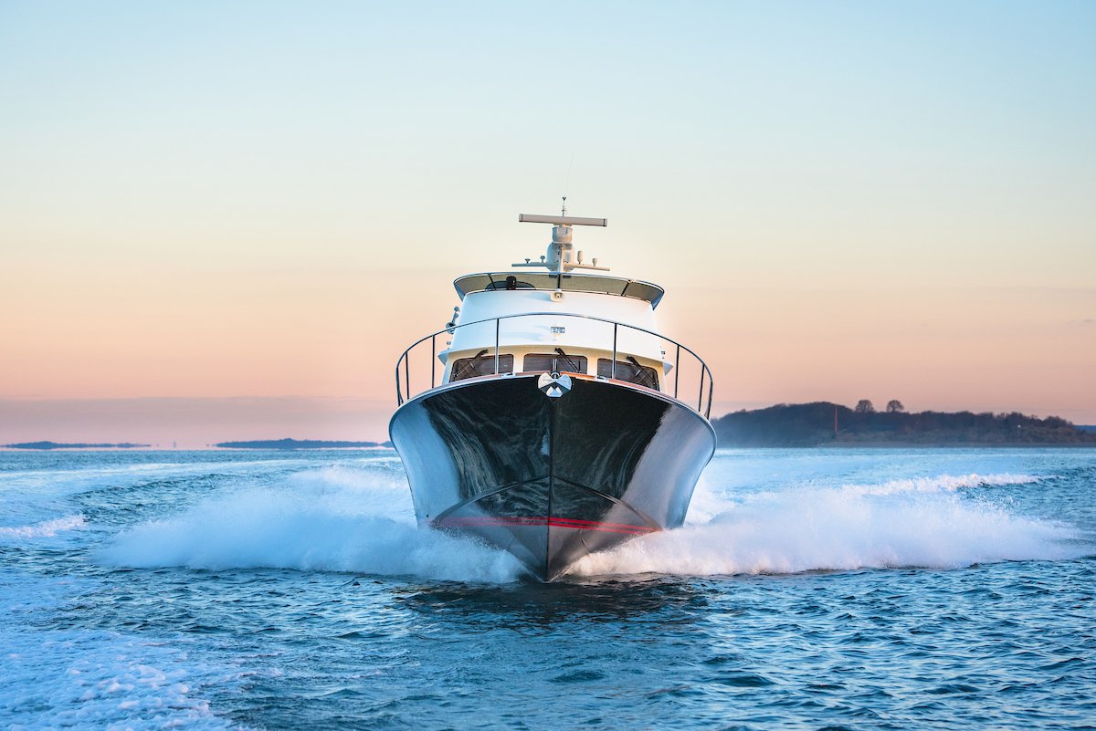 HinckleyYachts's tweet photo. An epoxy-infused carbon and Kevlar hull ensures you won't sacrifice performance when adding a flybridge. #Talaria48 #MadeinAmerica #HinckleyYachts #MadeinMaine #Flybridge #Carbon #Epoxy #Kevlar #YachtBeautifully #CarbonEpoxy #Motoryacht #Yachting #Yacht #Goals #BoatGoals #Speed https://t.co/Pjg6A0arAQ