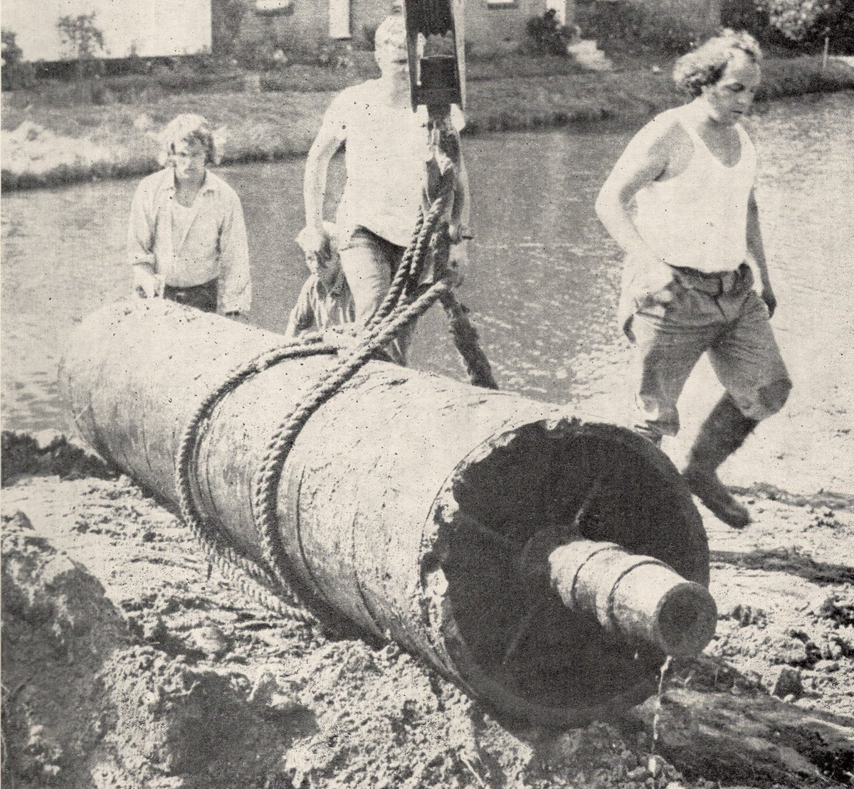 CRTWalesandSW's tweet image. This Archimedean Screw pump was found submerged at Hungerford in the 1970s. They were used to haul water and sludge out from the canal. Another great pic from the #KACT Archive.