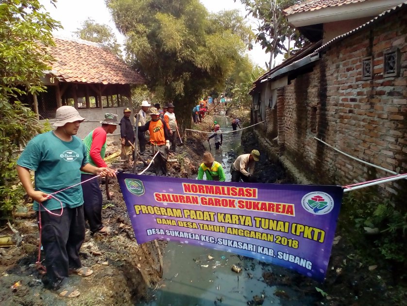 Aepgalon's tweet photo. Padat Karya Tunai (PKT) Ds. Sukareja kec. Sukasari kab. Subang
"bersama desa kita bisa" 
@jokowi @EkoSandjojo @KemenDesa @tppindonesia https://t.co/okMmgO6OA0