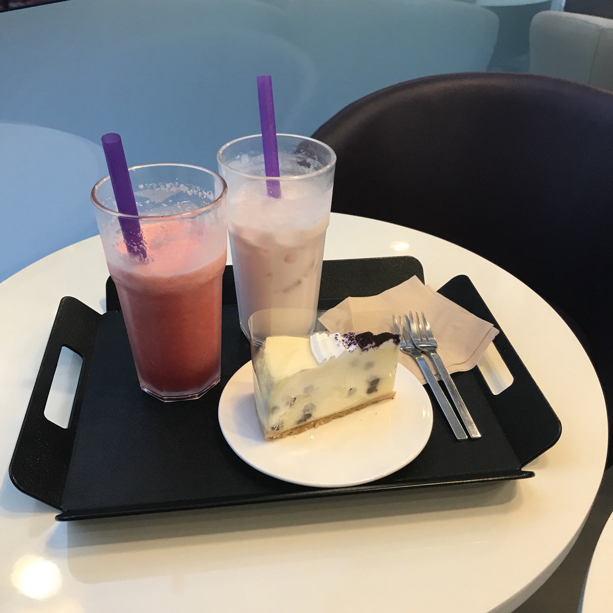 bgbb27's tweet photo. スウォン駅の《dessert 39》💫💫
小さい店舗だったけど
雰囲気💡やインテリアgood💭
ドリンクもケーキも美味しかった💓

ベーカリー🥖もあったし
"東京ロール"🍰とか
日本の食品も程よく取り入れてた👀

ソウル🇰🇷にも店舗があるので
カフェ巡りの参考に🔍💕 https://t.co/fyuVUQ2MiS