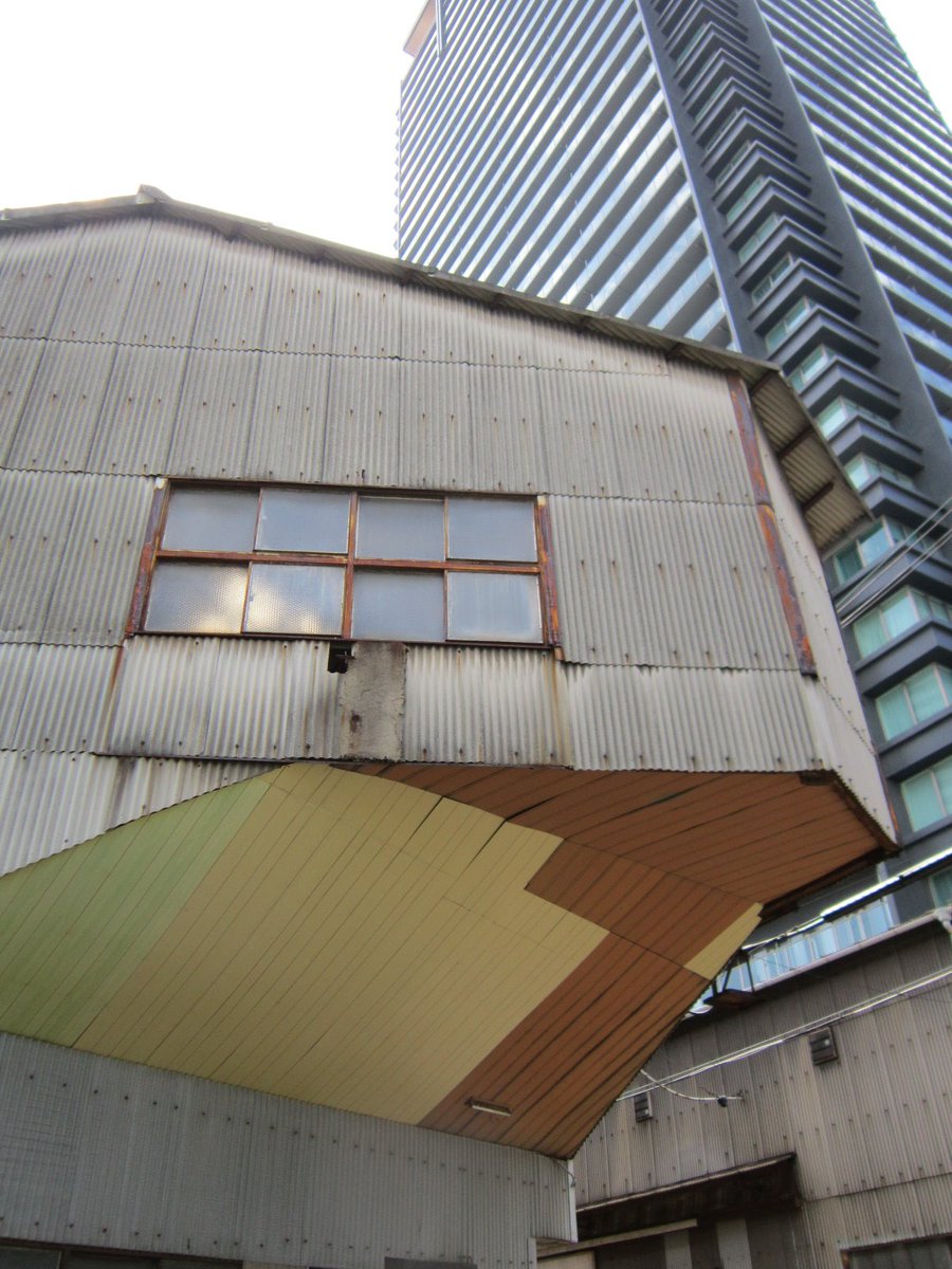 curiositydrivin's tweet photo. 【大阪のとある工場】
[所在地] 大阪府大阪市
駐車スペース確保の為、写真のように改築したらしいです。なんかすごくかっちょいい！
#戦後建築 #CD201808 https://t.co/IxpiM5FIBA