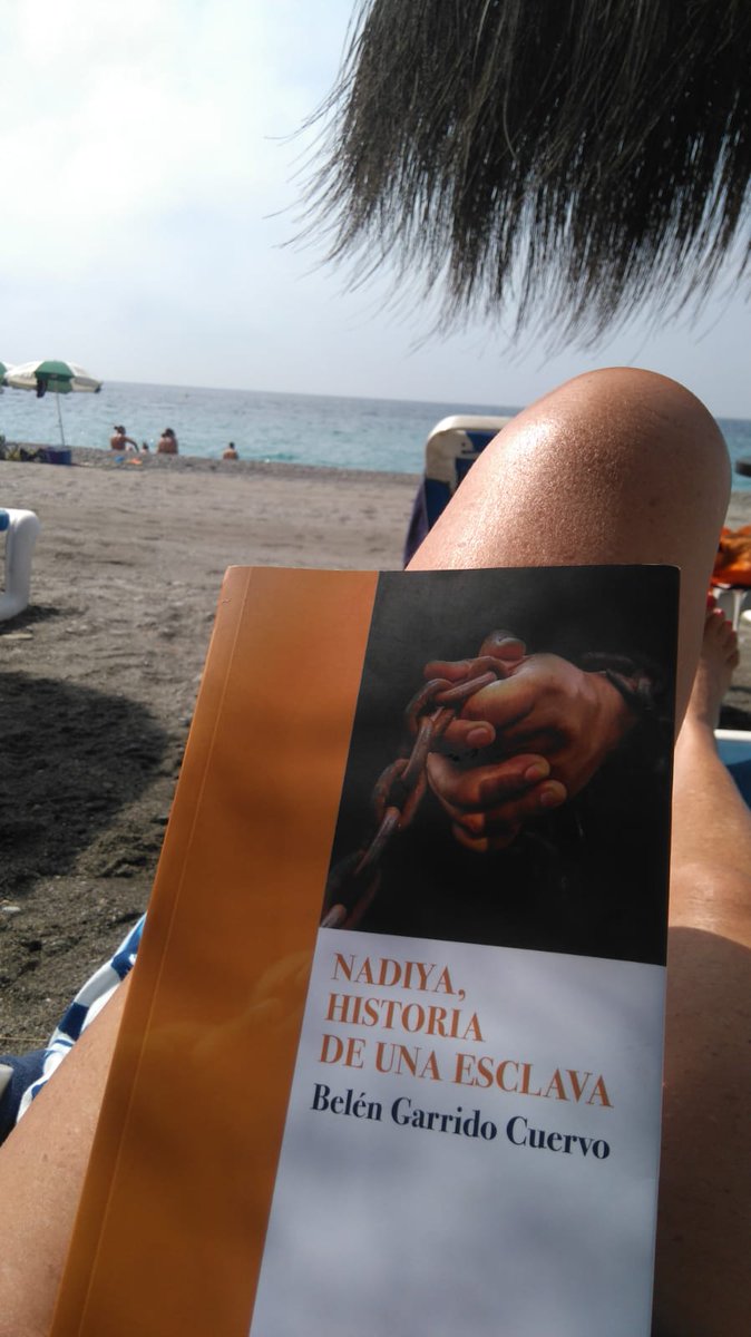 #NadiyaHistoriaDeUnaEsclava es uno de los libros que están llenando horas de lectura en la playa. ¡Gracias por mandarnos estas fotos queridos lectores!