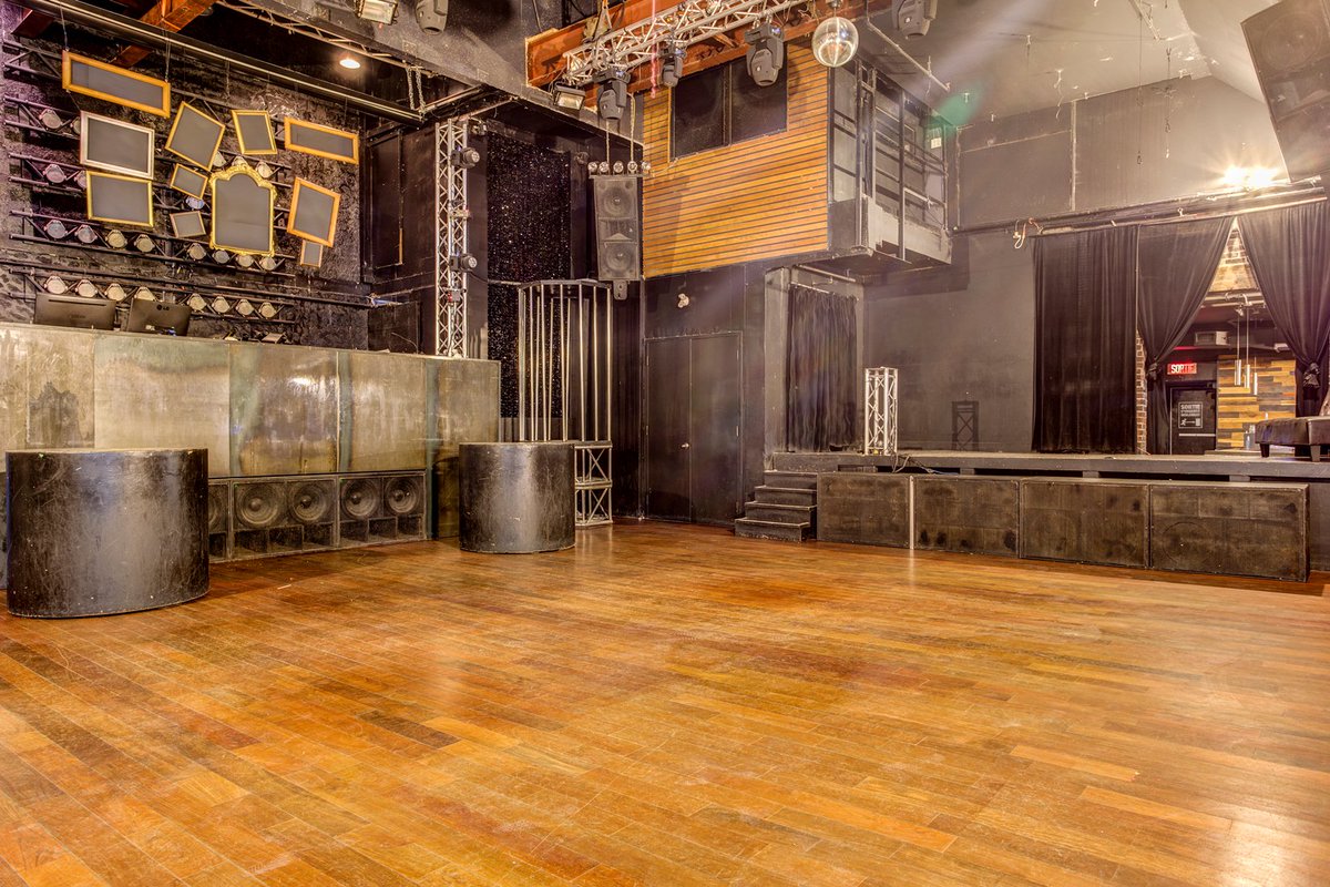 aspaces_'s tweet photo. The Montreal club is a huge 10,000 sq. Ft. Open design space for up to 1,000 people. This place has many assets including powerful light installations, a dance floor and a stage. https://t.co/0GznyORmFk #CorporateEvents #SetScouting #LocationScouting #PhotoShoot #LocationScouting https://t.co/bUrKPDHy4s