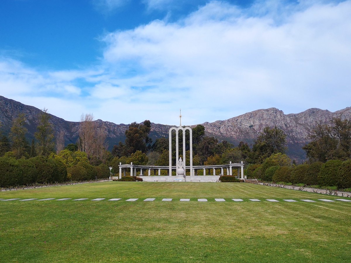 Escape_2_Africa's tweet photo. Stopping over in #Franschhoek for lunch and pics of the #HugenotMonument. Nothing beats these beautiful views and the peace and tranquility that the little town of #Franschoek has to offer
#escape2africa #redbustour
@CapeTownRedBus @VistaMarinaCPT @mandijarman https://t.co/bdnOuw94Hs