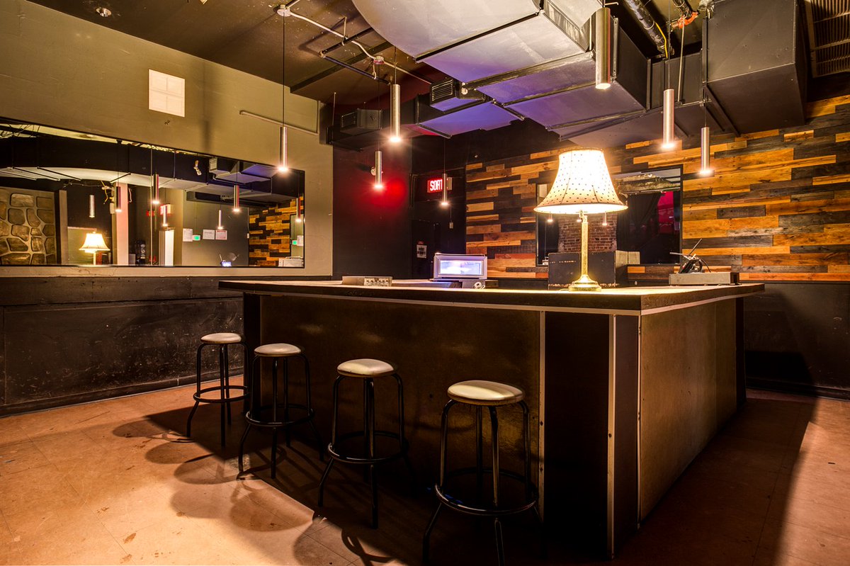 aspaces_'s tweet photo. The Montreal club is a huge 10,000 sq. Ft. Open design space for up to 1,000 people. This place has many assets including powerful light installations, a dance floor and a stage. https://t.co/0GznyORmFk #CorporateEvents #SetScouting #LocationScouting #PhotoShoot #LocationScouting https://t.co/bUrKPDHy4s