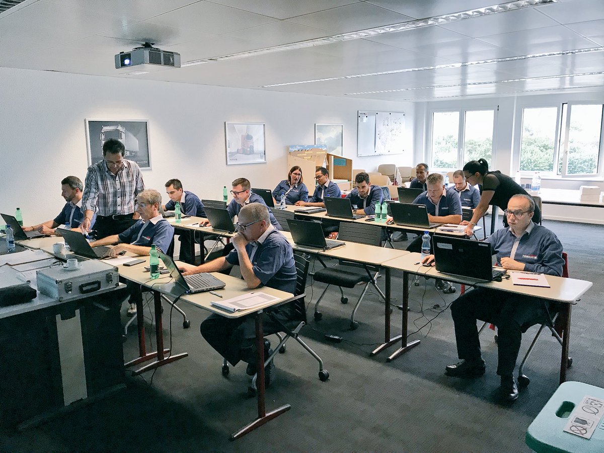 ThomannNFZAG's tweet photo. @AutoMasterCH Schulung mit dem Verkaufsteam. Am 01. Oktober 2018 starten wir mit dem neuen EDV-System. #passionstattstandard #thomannnutzfahrzeugeag #automaster https://t.co/ujKbSdgodE