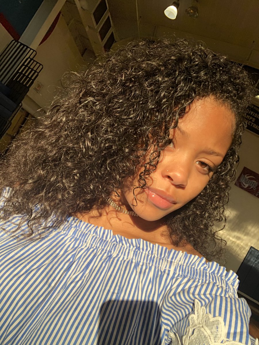 _nayiaaaaa's tweet photo. the lighting in the gym hittin boii😛#19UP https://t.co/LCwNevrJjz