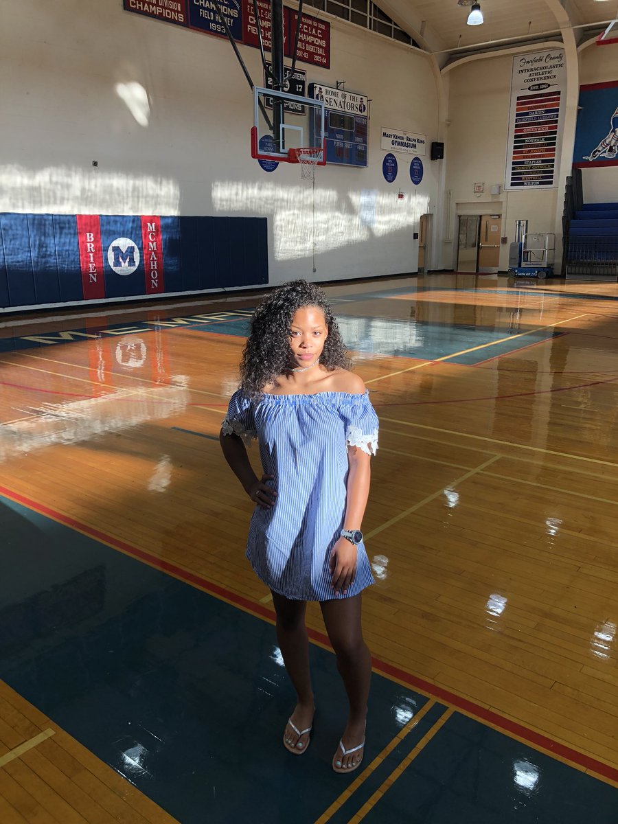 _nayiaaaaa's tweet photo. the lighting in the gym hittin boii😛#19UP https://t.co/LCwNevrJjz