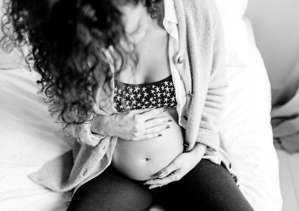 Met een vlokkentest kan worden onderzocht of je nog ongeboren kindje afwijkingen heeft. Wat is het precies en hoe werkt het? Lees er hier alles over. bit.ly/vlokkentest