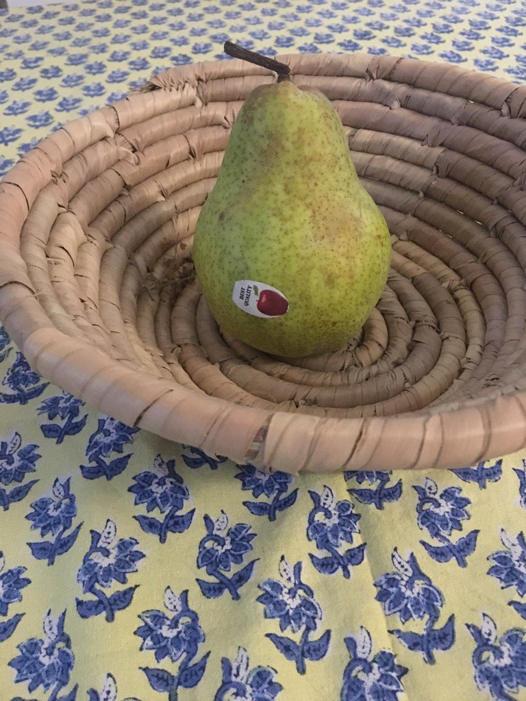 bianca__chavez's tweet photo. Green Red 
Apple Pear 
Round Square

Identity Identity Identity. https://t.co/yk2Vu3yP71