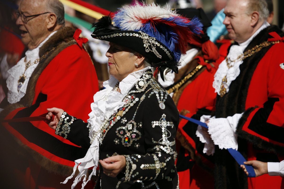 margo_tickets's tweet photo. Get ready to join on the 16.09 the Pearly Kings and Queens Harvest Festival.Dressed in their best dark suits, covered in hundreds of pearl buttons, the pearly King and Queens will fascinate you along with marching bands and maypole dancing. 
#margotickets #pearlykingsandqueens https://t.co/4ZEopE01J9