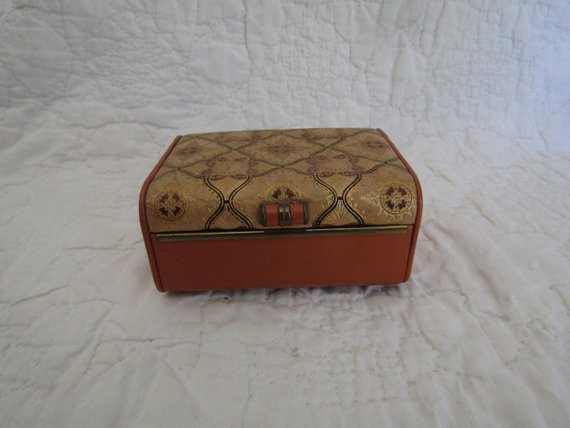 rarefinds4u's tweet image. Vintage Box wood covered in vinyl #storage #VintageStorage #VintageWoodBox #MidCenturyBox #WoodBox #MidCenturyStorage #SmallStorageBox #VintageBox #box #vintage 
$19.95
➤ goo.gl/oPgVsv
via @outfy