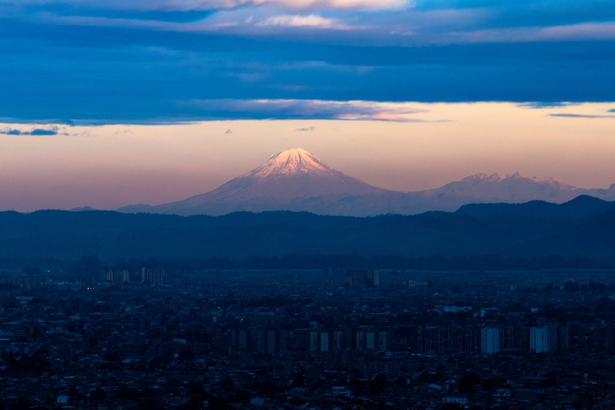 No es el Fuji desde Tokyo, es el Tolima desde Bogotá. @colombia_hist