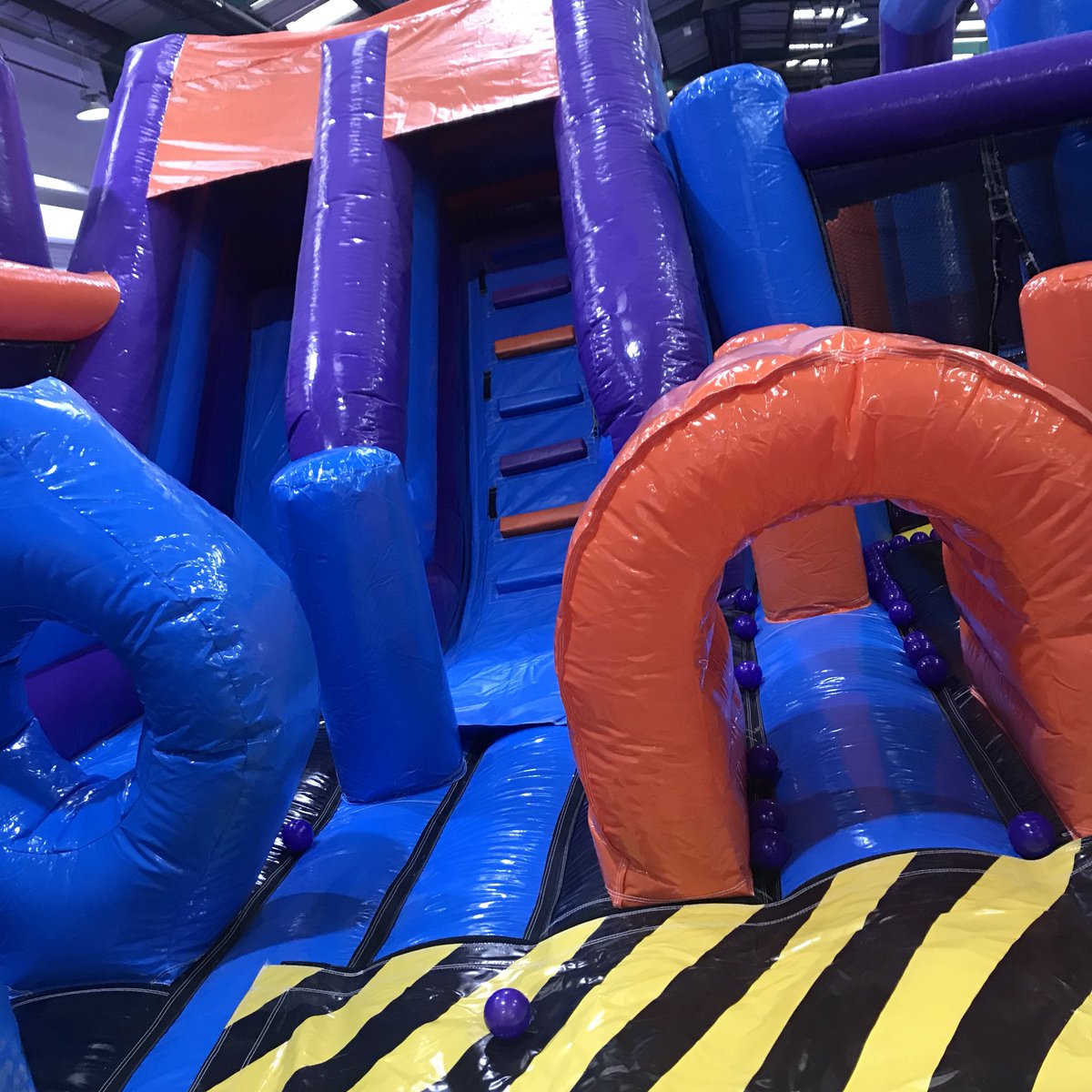 AminaRAli's tweet photo. New! Summer fun with @InflataNation https://t.co/uRwhyVMrNQ 🙌🙌 so much fun! #inflatablethemepark #indoorfun #summeractivities #whattodoinbirmingham #birmingham #PBloggers @marcorichardsPR https://t.co/xeTqkP6XkY