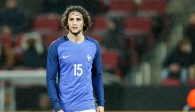 Après la 1e liste des 23 Bleus de Didier Deschamps post #CM2018, il a officialisé la chose : Adrien Rabiot et les Bleus, c'est fini !! 
Il souhaite désormais se 'concentrer à 200% avec [son] club de coeur, le PSG ou le Barça ou Manchester City' 
> bit.ly/2N7FJZQ