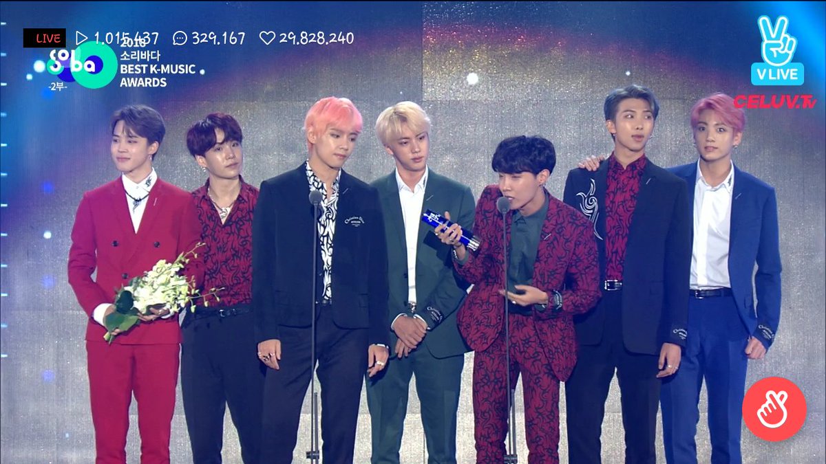 leminniex's tweet photo. Tek kumaştan Hoseok'a ceket, Yoongi ve Namjoon'a da gömlek yapmışlar. Tasarruflu şirketim benim https://t.co/12YcEw0GMG