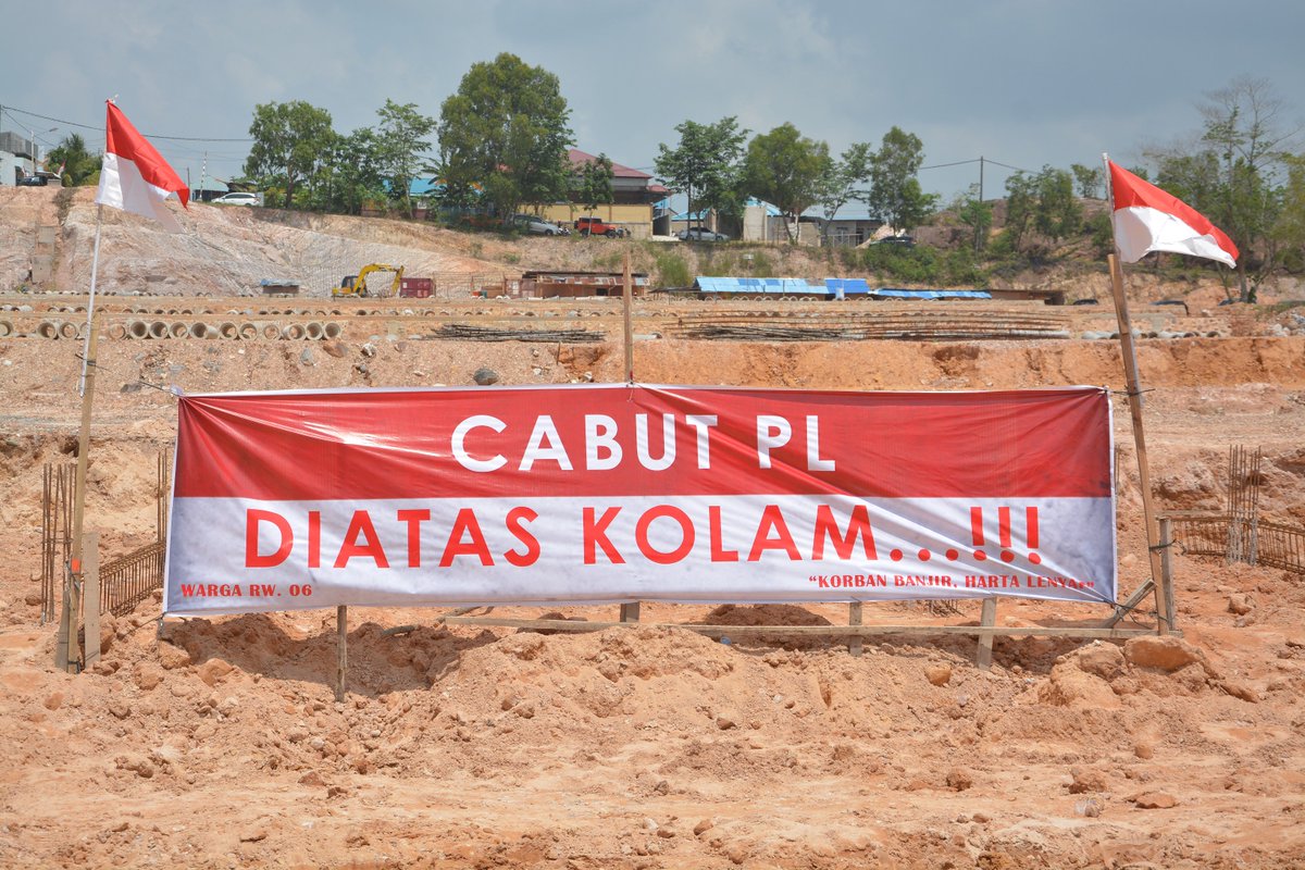 MuzafaHafidz's tweet photo. Tiban Koperasi dalam kurun waktu sebulan sudah mengalami banjir lebih dari 3x, gara-gara kolam retensi ditimbun oleh BP Batam. Sampai saat ini BP Batam hanya diam saja menyaksikan korban-korban banjir di TIban Koperasi..
#SaveKolamTibanKoperasi #BPBatamBiangKeladiBanjir https://t.co/9Kv1gSiA3b