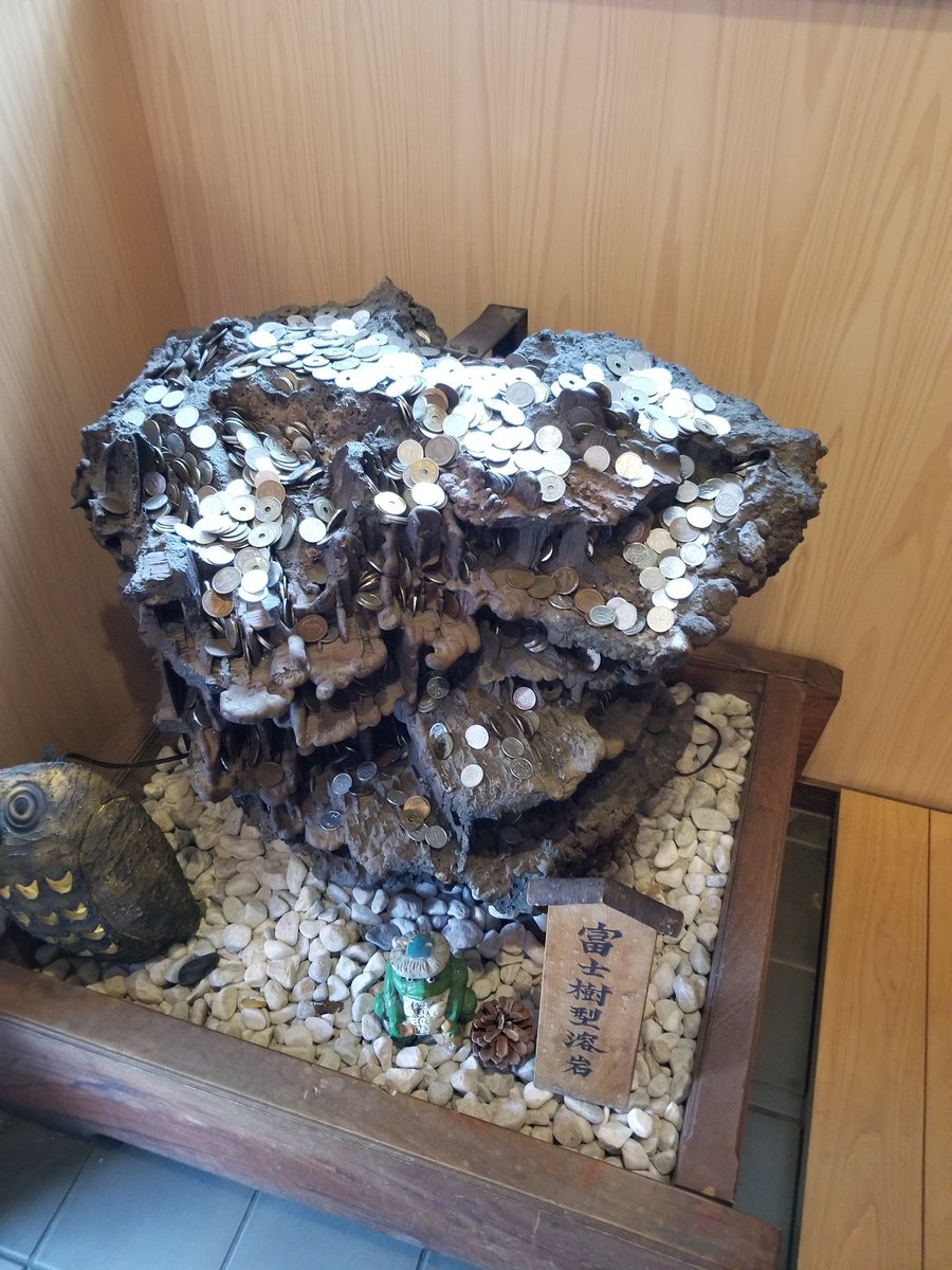 UX_Japan's tweet photo. Famous Houtou-udon restaurant in front of Lake Yamanaka.

You can see beautiful Mt. Fuji and coins on the mysterious stone at the entrance in the restaurant.
 #travel #trip #Japan #Fuji #trip #restaurants #udon #tipsforjp #coin #lakeyamanaka https://t.co/Z1xYsZpcoP