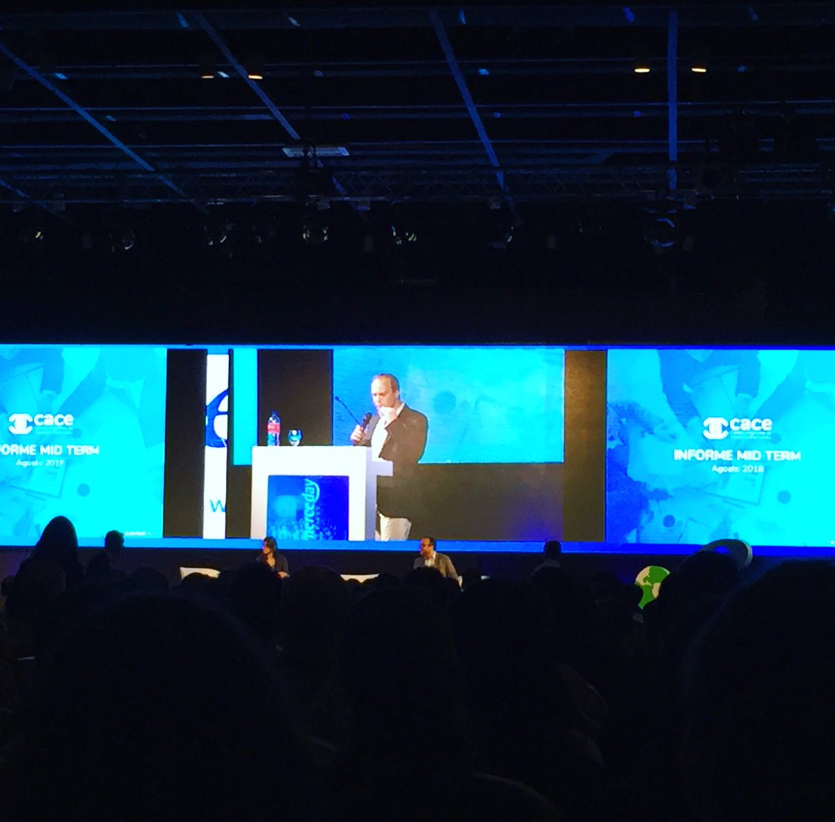 id4you's tweet photo. #edayAR #trends > 6 de cada 10 operaciones se realizan desde #mobile #betocalvo presidente de @cacearg #digitalcommerce #mCommerce https://t.co/At3SDJxPjT