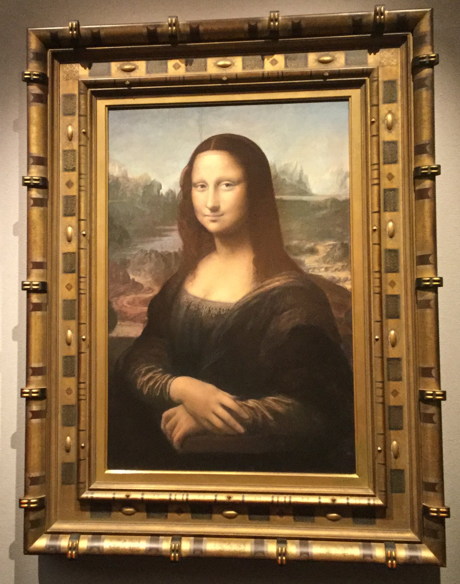 たられば 2位 モナリザ レオナルド ダ ヴィンチ 世界で最もよく知られている絵と言われるが モデルや背景等 謎が多い作品 ダ ヴィンチは亡くなるまで手元に置き手を加え続けていたそう 1911年に盗難に遭っており ルーブルでは防弾ガラス越しでしか