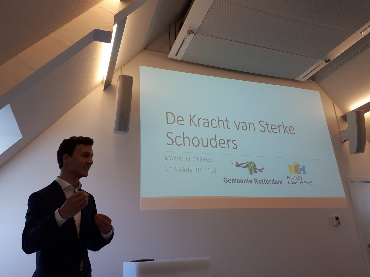 Maxim Leclerq, trainee bij de gemeente, houdt een presentatie over de resultaten van zijn onderzoek naar het effect van de toename van de hoger opgeleiden op de participatie van bewoners in <a href="/rotterdam/">Gemeente Rotterdam</a> Aanwezig o.a. <a href="/HestiaReukema/">Hestia Reukema</a> @pbsteenbergen  <a href="/mmvdclssn/">Marjoleine van Doorn Claassen</a>