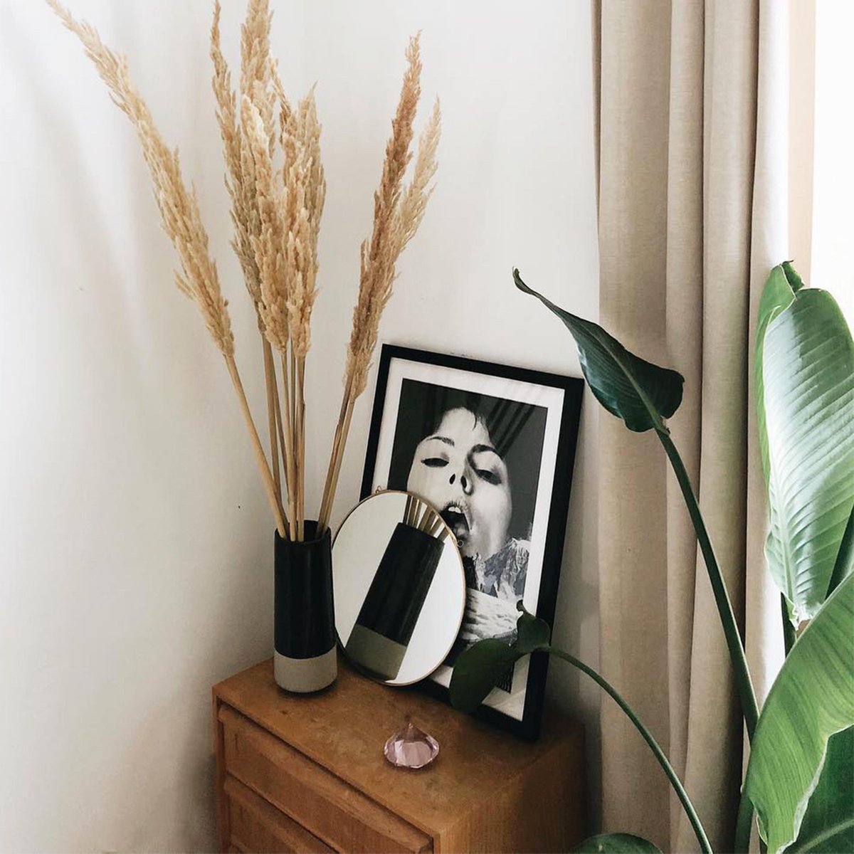 Pair strong art with natural accents.

Design:
Great Escape by Sammy Slabbinck
fal.cn/minimal_corner

📷 via Instagram (<a href="/amazedmag/">amazed</a>)