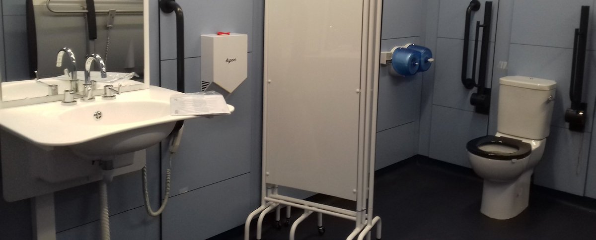 Accessible_EFC's tweet image. Did you know? At Goodison we have a Changing Places facility which contains a height-adjustable, adult-sized changing bench, a shower, a mobile hoist system, a curtain for privacy, non-slip flooring as well as adequate space to allow for comfortable changing. #accessibleEFC