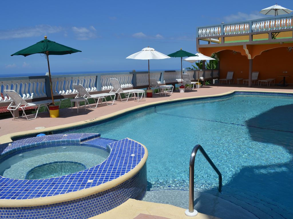 HeightsSea's tweet image. The Sea View Heights Villa #MontegoBay, is elegant design over looking the #CaribbeanSea, each bedroom has its own walk in closet, plus rooms are fully #AirConditioner with 32" LCD TV this is a place to relax and unwind with the fresh #oceanbreeze.
findamericanrentals.com/montego-bay-vi…