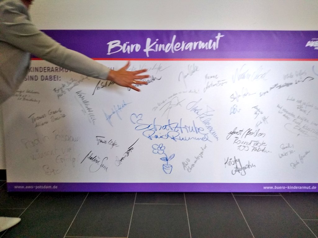 AWO_Potsdam's tweet photo. Aktiv #Kinderarmut abschaffen! Vielen Dank an die vielen Unterstützer und Spender, unter anderem Thomas #Gaede , #Securitas , Round Table 190 Potsdam, die @PotsdamRoyals, die Agentur #Frenkelson und die yum me Stiftung für das Büro Kinderarmut in #Potsdam https://t.co/HxC9B4SMID https://t.co/PjEPdlu1qE