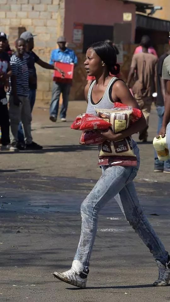 985_DK's tweet photo. Di Girlfriend tsa lona guys 
#disappointing #SowetoLooting https://t.co/aVOyKqKI2L