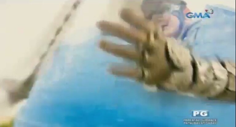 truebleu75's tweet photo. Si Ratty lang pala kailangan ngumatngat ng yelo para makawala si Victor. :)))
#VMFrozen https://t.co/9HcFROtcBs