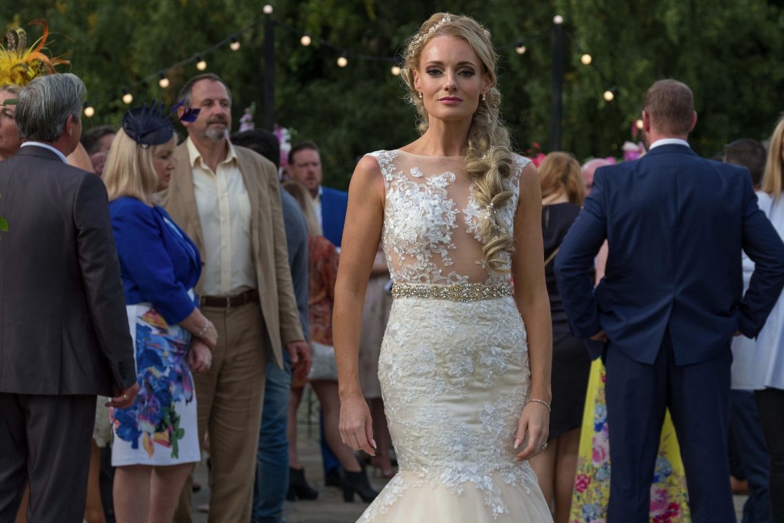 MirrorBel's tweet photo. If you want to look this perf on your wedding day, be sure to book with me!! Leanne's Beauty Bus 😍 (no longer associated with Mirrorbel Salon)! #GoodRiddance  - L x https://t.co/9kKzWuvFKC
