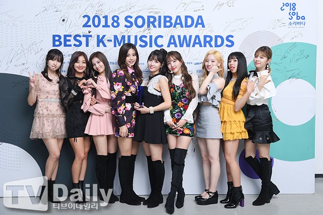 TEAM_TWICE's tweet photo. [PIC] 180830 TWICE with their bonsang at Soribada Best K-Music Award 

#TWICE #트와이스 #SoribadaAwards2018 https://t.co/bQIKiPG6mu