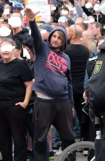 SchoneJana's tweet photo. Wer kennt diesen Agent Provocateur?

Es verdichten sich die Hinweise, dass es sich z.B. bei diesem Kollegen um einen Vertreter der linken Szene handelt.
So soll er nach der Veranstaltung friedlich hinter der Polizeiabsperrung bei der Antifa gestanden haben. https://t.co/Ty8TBoSQOj