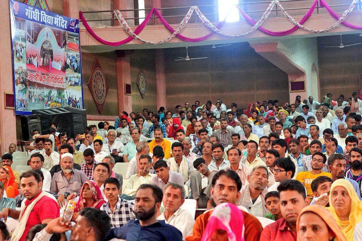 TCGEHLOT's tweet photo. सरदारशहर , चुरु में आयोजित सामाजिक अधिकारिता शिविर में लगभग 1071 दिव्यांगजनों को लगभग 2 करोड़ रु की लागत के जीवन सहायक उपकरण वितरित किए गए। जिसमें माननीय सांसद श्री @RahulKaswanMP जी की सांसद निधि से 40 लाख रु के सहयोग से 355 मोटरचलित ट्राईसाइकल भी बाँटी गई। #EmpoweringDivyang https://t.co/RcpRlxko6H